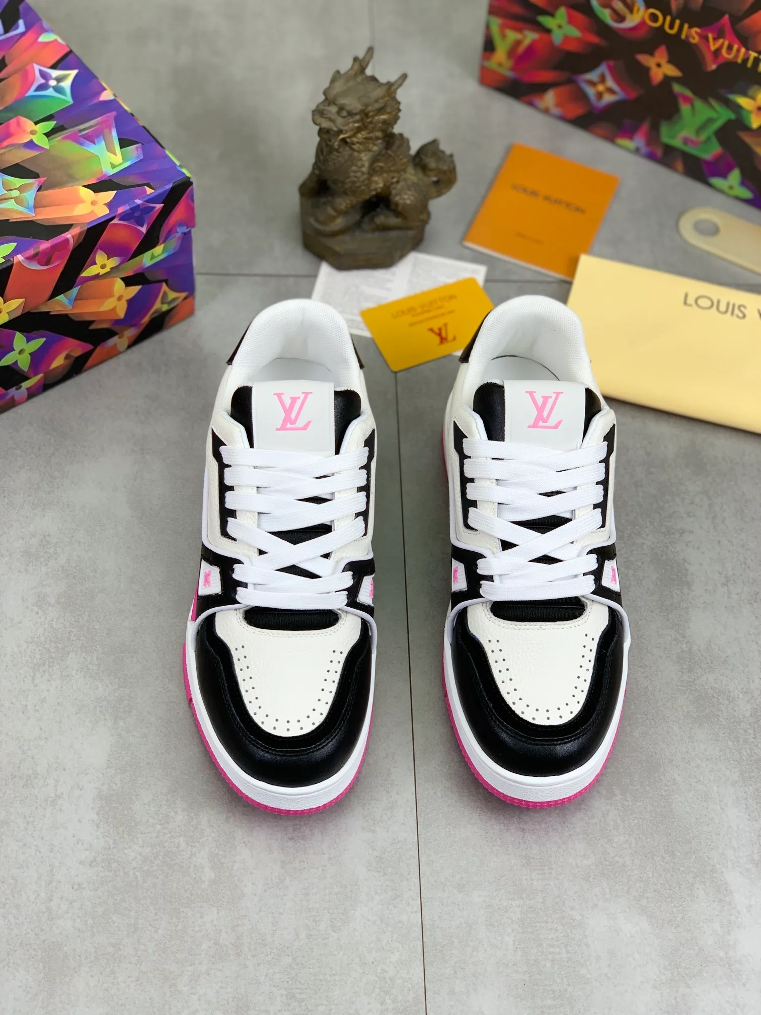 Men's shoes 💰P580 New style 💰💎💎Latest color High version 2025Louis*Vuitto* LV Traine Catwalk TRAINER outsole and fabric private model A shoe that definitely costs a lot of money and effort. This series was designed after the arrival of Vifgil. It is favored by many fans every season. Original TPU outsole Original packaging Men's size: 38-45 (46 can be customized) Color: 3️⃣ colors available (available from stock, super fast delivery)